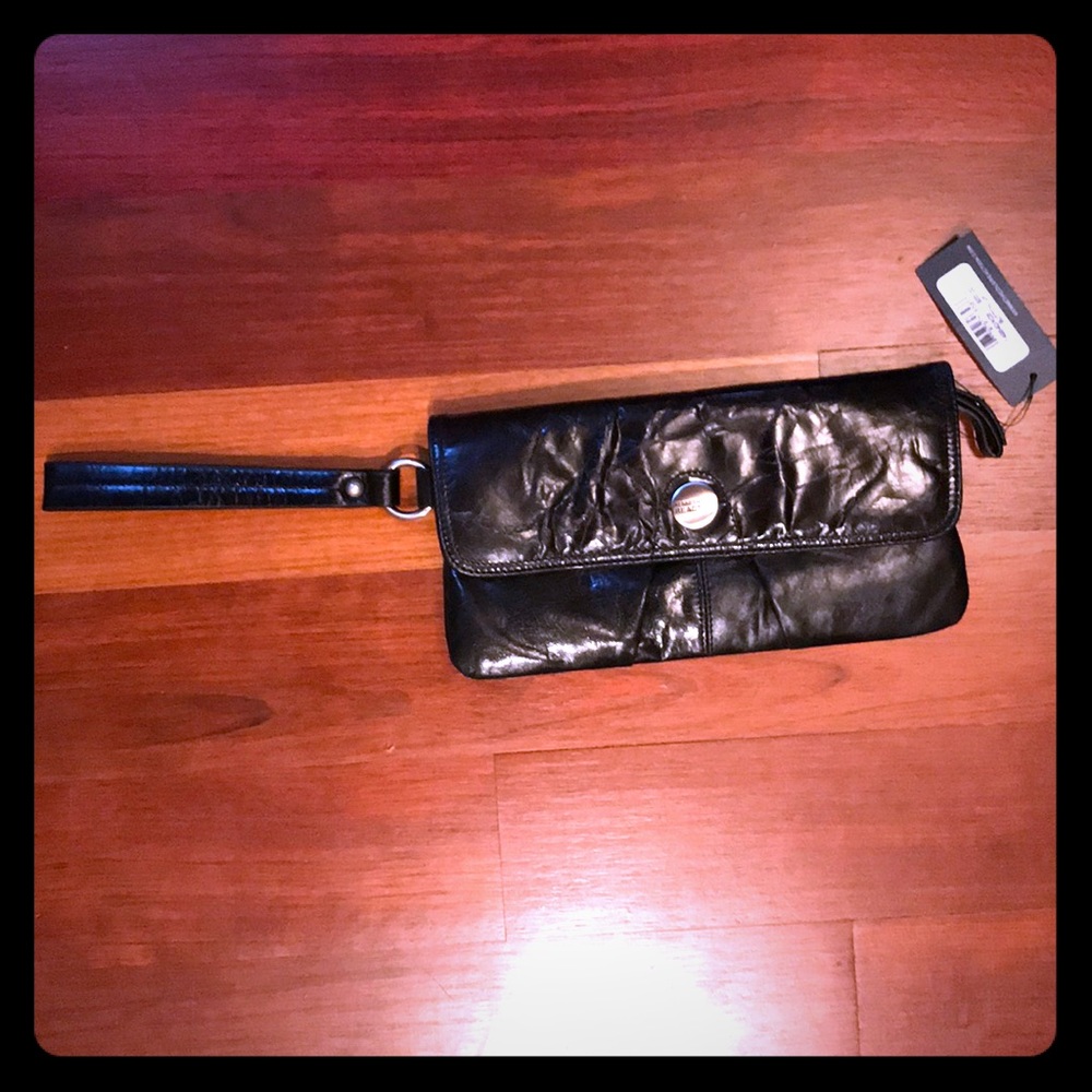 Kenneth Cole Reaction Flap Wristlet. Black.